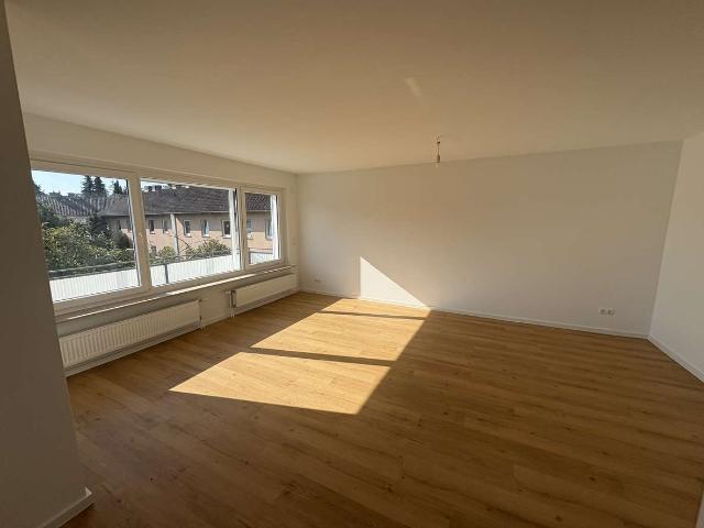 Erstbezug nach hochwertiger Sanierung – moderne 3 Zimmer Wohnung mit Südbalkon & PKW Stellplatz