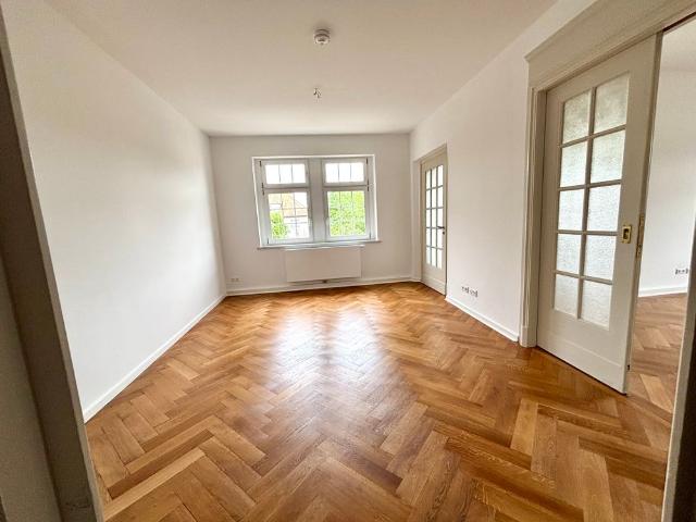 Erstbezug nach hochwertiger Sanierung – Stilvolle 4 Zimmer Altbauwohnung mit Wintergarten, Balkon & 2 Tageslichtbädern