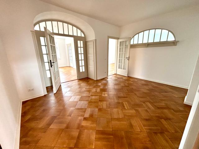 Erstbezug nach hochwertiger Sanierung – Stilvolle 4 Zimmer Altbauwohnung mit Wintergarten, Balkon & 2 Tageslichtbädern
