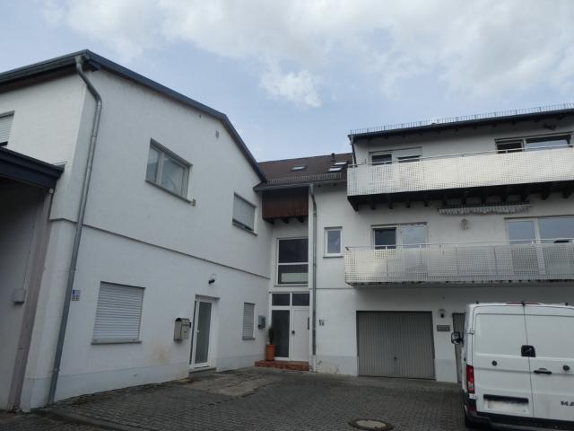 Erstbezug nach Kernsanierung mit traumhaftem Balkon und Blick ins Grüne!