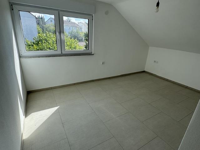 Erstbezug nach Kernsanierung: Moderne 3 Zimmer Dachgeschosswohnung mit neuer Einbauküche