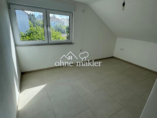 Erstbezug nach Kernsanierung: Moderne 3 Zimmer Dachgeschosswohnung mit neuer Einbauküche