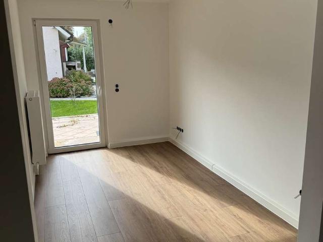 Erstbezug nach Kernsanierung – moderne Erdgeschosswohnung mit Terrasse und Garten