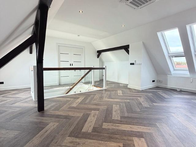 Erstbezug nach Kernsanierung – Exklusive Maisonette mit Galerie, 2 Bädern & Balkon