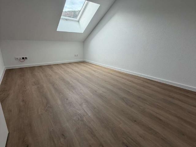 Erstbezug nach Kernsanierung: großzügige 4 Zimmer Dachgeschosswohnung, 93,73 m²