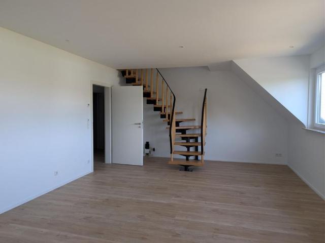 Erstbezug nach Kernsanierung: Helle Maisonette mit 2 Wohnräumen + 2 ausgebauten DG Räumen
