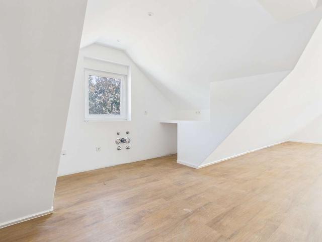ERSTBEZUG NACH KERNSANIERUNG – HELLE 2 ZIMMER DACHGESCHOSSWOHNUNG IN AUGSBURG