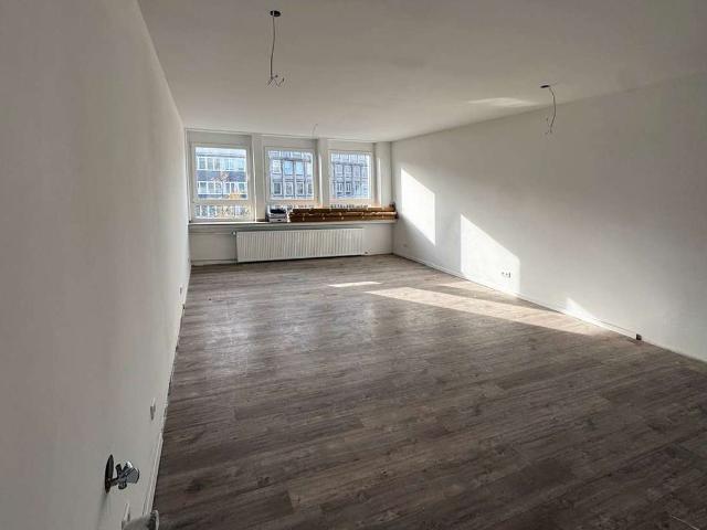 Erstbezug nach Kernsanierung: Helle 3 Zimmer Wohnung mit Wohnküche in zentraler Lage – Aufzug
