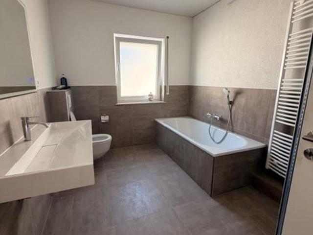 Erstbezug nach Kernsanierung: Lichtdurchflutete 126 m² mit Balkon, Stellplatz & Keller in Römerberg