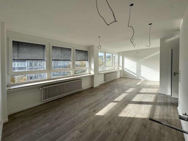 Erstbezug nach Kernsanierung: Lichtdurchflutetes Apartment mit offener Küche, zentral – Aufzug