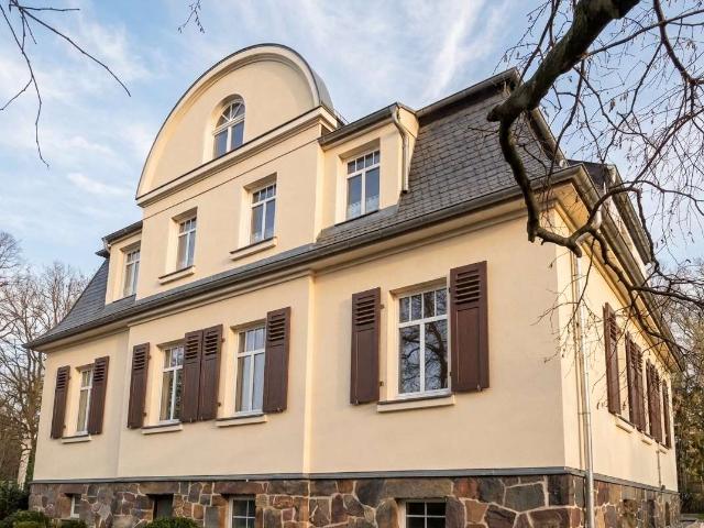 Erstbezug nach Kernsanierung: Stilvolles 105m² Wohnidyll oder Büro in historischer Parkvilla