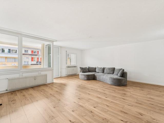 Erstbezug nach Kernsanierung: 2,5 Zi. Wohnung mit Balkon und TG Stellplatz +Aufzug