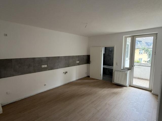 Erstbezug nach Kernsanierung | 3 Zimmer | Große Wohnküche | Loggia | WG geeignet