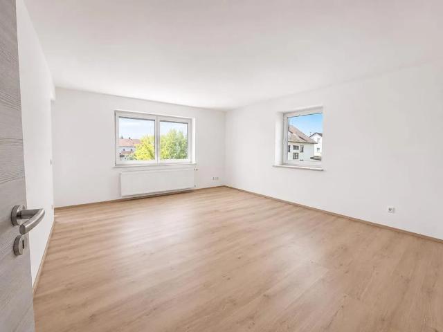 Erstbezug nach Kernsanierung: 4 Zimmer Wohnung mit Balkon, Gartenanteil & Garage