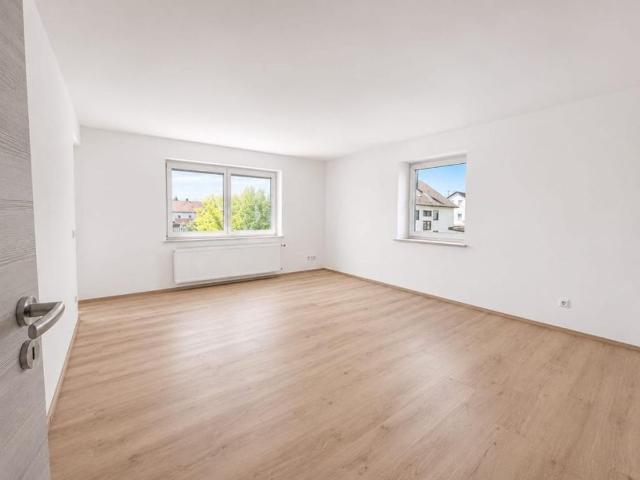 Erstbezug nach Kernsanierung: 4 Zimmer Wohnung mit Balkon, Gartenanteil & Garage