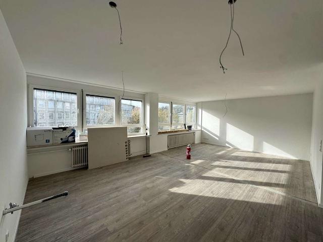 Erstbezug nach Kernsanierung: 4 Zimmer Wohnung mit 2 Bädern & Waschküche – zentral, Aufzug