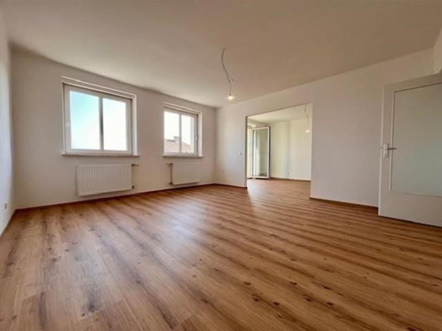 Erstbezug nach Komlettsanierung! Großzügige 3,5 Zimmer Wohnung mit Balkon