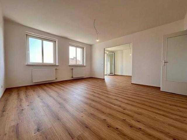Erstbezug nach Komlettsanierung! Großzügige 3,5 Zimmer Wohnung mit Balkon