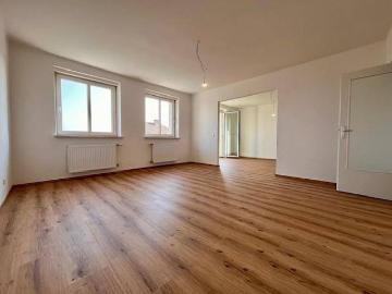 Erstbezug nach Komlettsanierung! Großzügige 3,5 Zimmer Wohnung mit Balkon