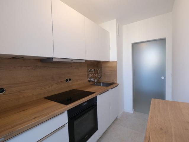 Erstbezug nach Komplettsanierung Helle Wohnung mit Balkon, Einbauküche, Aufzug und Blick ins Grüne