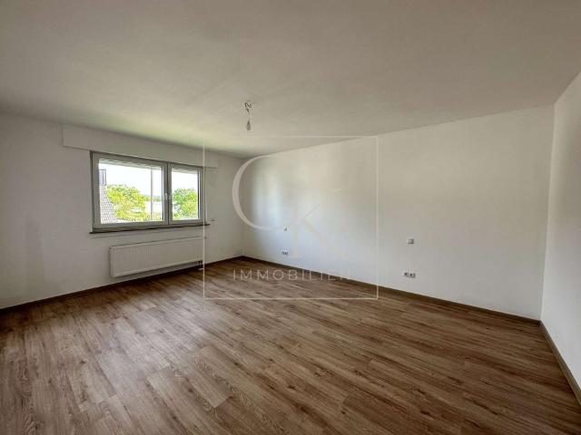 Erstbezug nach Modernisierung von großzügiger Wohnung im 1. OG mit großem Balkon