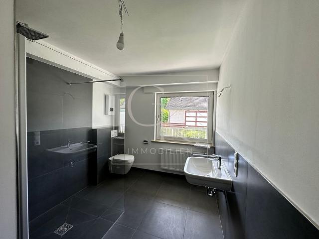 Erstbezug nach Modernisierung von großzügiger 4 Zimmer Wohnung mit Balkon & Gäste WC