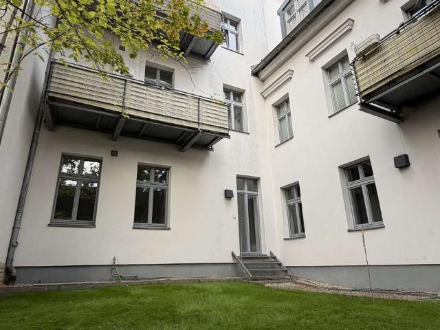 Erstbezug nach Modernisierung: Lichtdurchflutetes 3 Zimmer Altbaujuwel mit Innenhofzugang