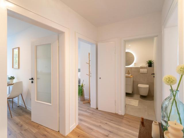 ERSTBEZUG NACH MODERNISIERUNG – STILVOLLE 3 ZI. WOHNUNG MIT TAGESLICHTBAD IN DU NEUDORF