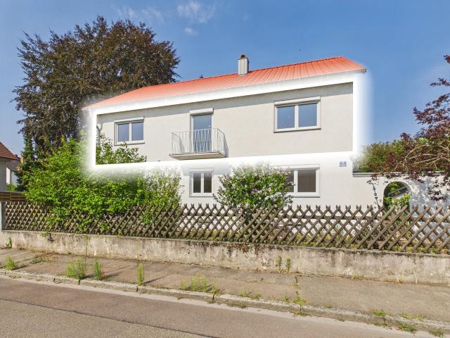Erstbezug nach Renovierung! 4 ZKB Wohnung in ruhiger Lage mit EBK, Einzelgarage & Balkon!