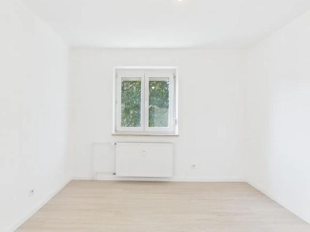 Erstbezug nach Renovierung! 4 ZKB Wohnung in ruhiger Lage mit EBK, Einzelgarage & Balkon!