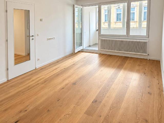 Erstbezug nach Renovierung: 2 Zimmer + Wohnküche mit verglaster Loggia nahe Schloss Hetzendorf – provisionsfrei