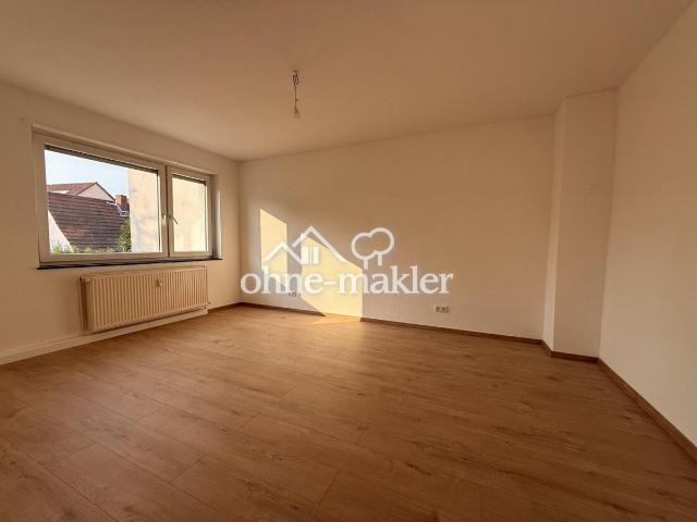 Erstbezug nach Renovierung: 2 Zimmer, neue Einbauküche, Loggia und Gartenmitbenutzung