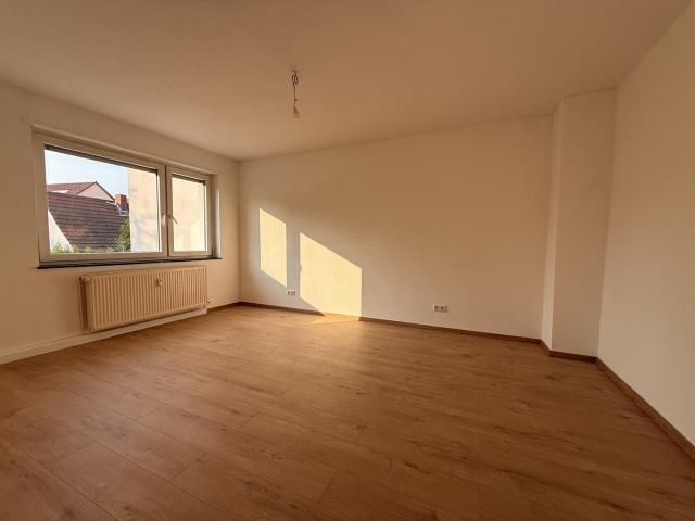 Erstbezug nach Renovierung: 2 Zimmer, neue Einbauküche, Loggia und Gartenmitbenutzung