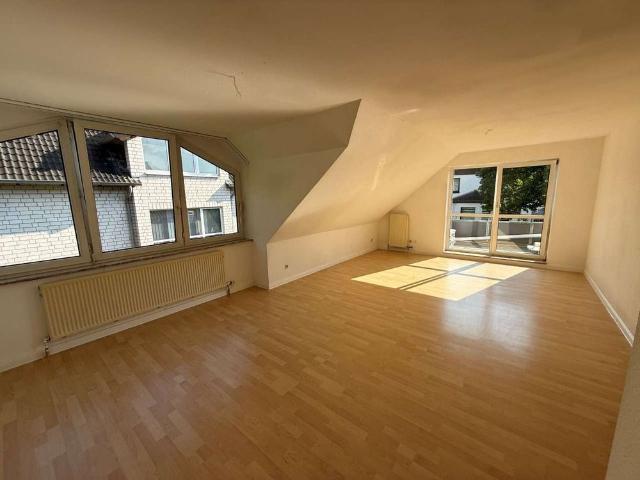 Erstbezug nach Renovierung! Großzügige 3 Zimmer Wohnung zu vermieten!