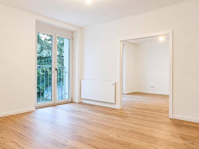 Erstbezug nach Renovierung: Helle 2 Zimmer Wohnung mit bodentiefen Fenstern & begrünter Innenhof