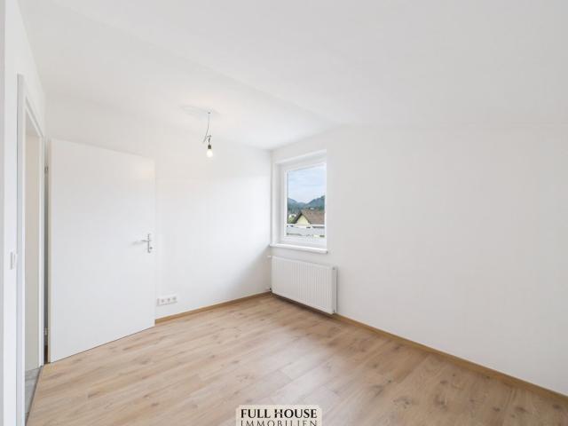 Erstbezug nach Sanierung: 3,5 Zimmer Wohnung mit Grosszügigem Wohnbereich, Terrasse & 2 Stellplätzen