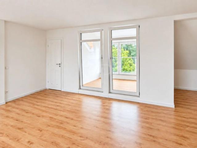 Erstbezug nach Sanierung: 3 Zimmer Dachgeschosswohnung mit Loggia in Daberstedt!