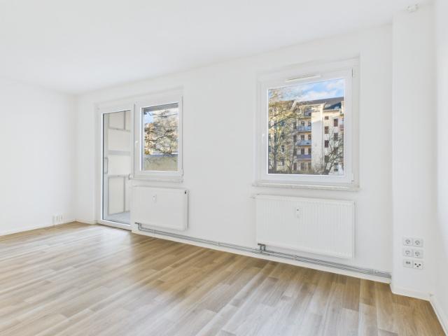 Erstbezug nach Sanierung! 3 Zimmer mit Balkon und Bad mit Dusche und Wanne