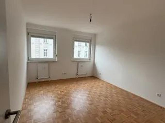 Erstbezug nach Sanierung 3 Zimmer Wohnung mit Lift