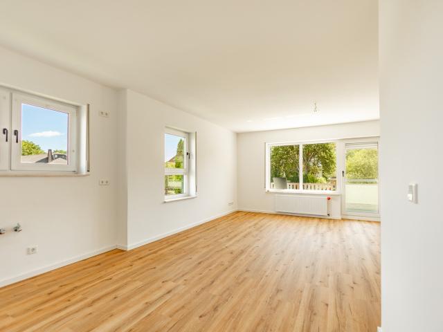 ERSTBEZUG nach Sanierung 3 Raum Wohnung Stellplatz & Balkon