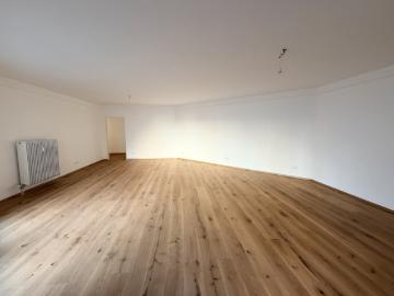 Erstbezug nach Sanierung! 105 m2 große ruhige 3 Zimmer Wohnung mit großzügigem Wohnzimmer zu vermieten!