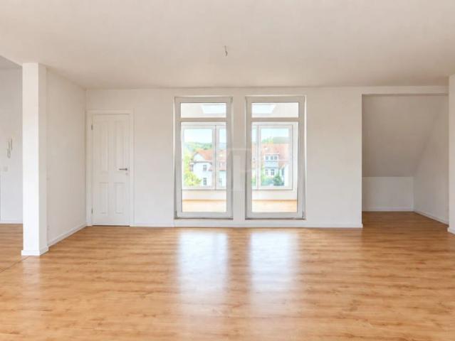 Erstbezug nach Sanierung: 2 Zimmer Dachgeschosswohnung mit Loggia in Daberstedt!