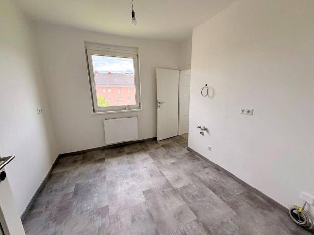 Erstbezug nach Sanierung | 2 Zimmer | kleiner Balkon |