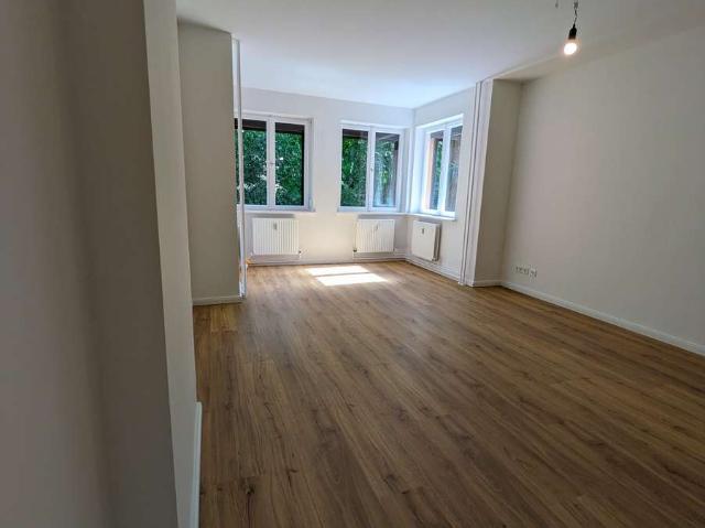 Erstbezug nach Sanierung: 1,5 Zimmer Wohnung in Zehlendorf mit EBK