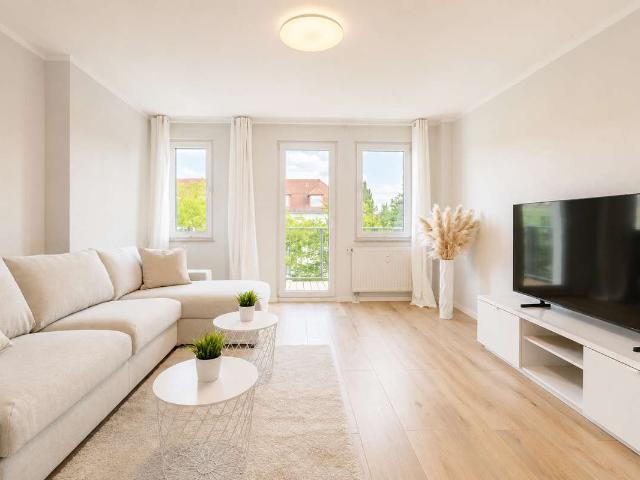 Erstbezug nach Sanierung* 2 RW* 2.OG* Balkon* moderne Möblierung* EBK* Bad m. Dusche* zentral
