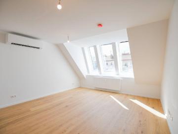 Erstbezug nach Sanierung: Charmante 2 Zimmer Dachgeschoßwohnung mit Top Lage