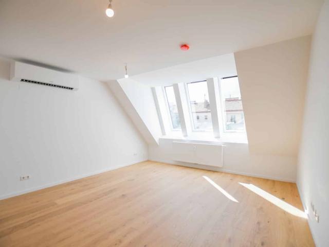 Erstbezug nach Sanierung: Charmante 2 Zimmer Dachgeschoßwohnung mit Top Lage