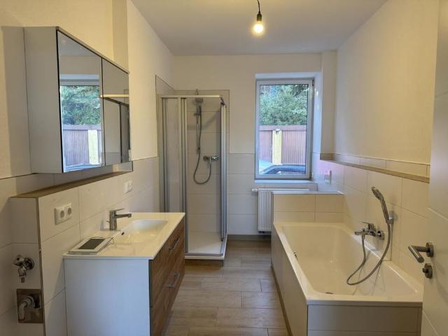 Erstbezug nach Sanierung! Attraktive Familienwohnung mit Terrasse, Garage und Gartenbereich