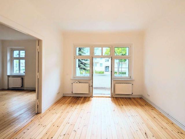 Erstbezug nach Sanierung: Großzügige 3 Zimmer Altbauwohnung mit Balkon & neuer Einbauküche