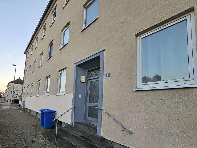 Erstbezug nach Sanierung: günstig geschnittene 3 Zimmer Wohnung